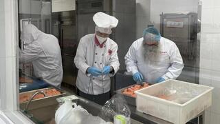 El rabino  Shimon Freindlich supervisa la preparación de la comida en la cocina kosher.