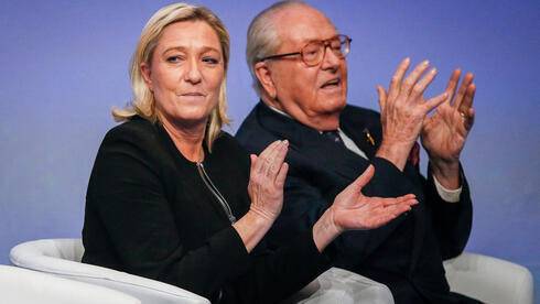 Marine Le Pen con su padre Jean-Marie Le Pen. 