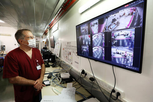 Un médico controla a los pacientes en la sala COVID del Hospital Rambam.