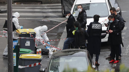 Agentes de policía en el área de un ataque con cuchillo cerca de las antiguas oficinas del periódico satírico Charlie Hebdo, el viernes 25 de septiembre de 2020. 