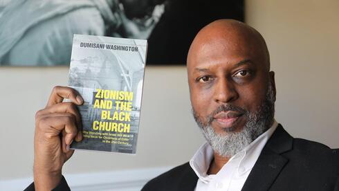 El pastor Dumisani Washington con su libro "Sionismo y la Iglesia Negra".
