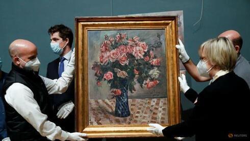 El cuadro de Lovis Corinth es devuelto a la representante y abogada Imke Gielen de los descendientes del matrimonio judío Gustav y Emma Mayer, más de 70 años después de que fuera expoliado por los nazis durante la Segunda Guerra Mundial. (Reuters)