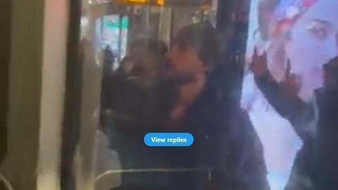 Jóvenes escupieron, gritaron amenazas verbales e insultaron a pasajeros judíos. (Captura de pantalla) Jóvenes escupieron, gritaron amenazas verbales e insultaron a pasajeros judíos