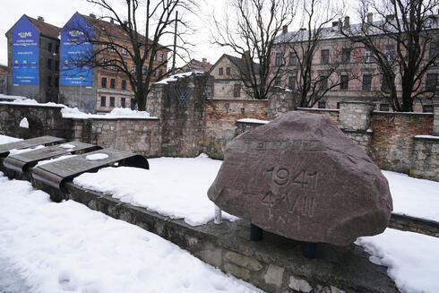 El monumento en las ruinas de la Sinagoga Coral de Riga quemada por los nazis en 1941.