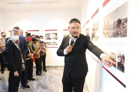 El rabino Yaakov Baruch pronuncia un discurso en la sinagoga Shaar HaShamayim de Indonesia.