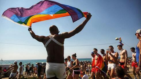 Un manifestante ondea la bandera del orgullo LGBT durante un desfile del orgullo gay en Tel Aviv. 