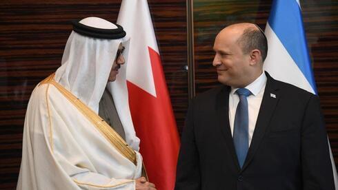 El Ministro de Asuntos Exteriores de Bahrein, Abdullatif bin Rashid al-Zayani, con Naftali Bennett.