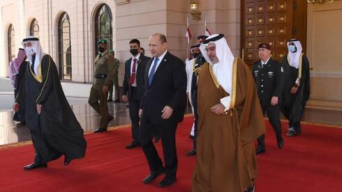 El primer ministro Naftali Bennett con el príncipe heredero de Bahrein, Salman Bin Hamad al Khalifa. 