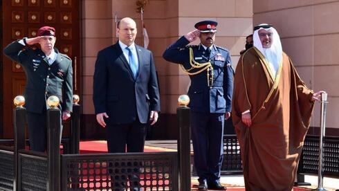 Bennett durante la ceremonia de bienvenida en el Palacio Real de Manama.