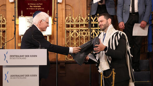 Josef Schuster (izq.), presidente del Consejo Central de Judíos en Alemania, y el rabino Zsolt Balla, el primer rabino federal de las fuerzas armadas de Alemania, en la sinagoga principal de Leipzig. 
