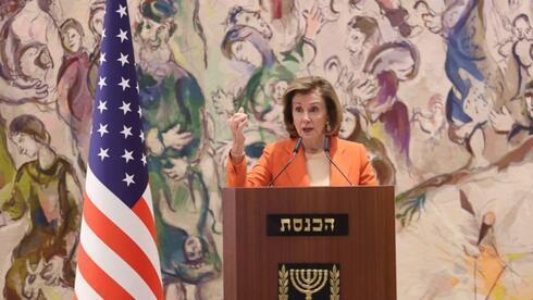 Nancy Pelosi habla en el Salón Chagall de la Knesset, en Jerusalem. (Alex Kolomoisky) Nancy Pelosi habla en el Salón Chagall de la Knesset, en Jerusalem.