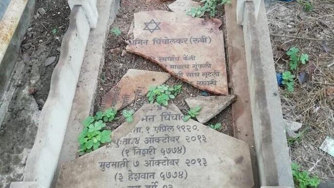 Una lápida destrozada con una estrella de David en Panvel, India.