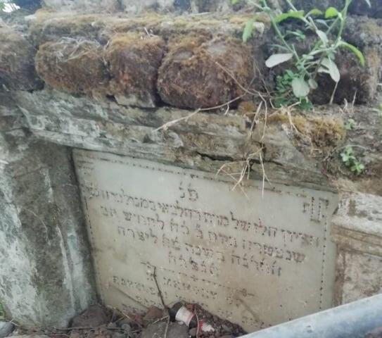 Una lápida destrozada en Panvel, India.