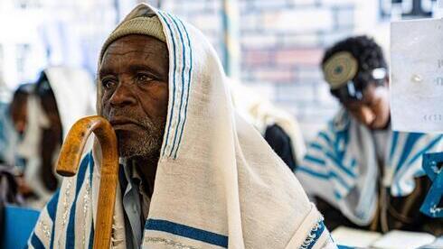 Tarafa Beimar reza en la sinagoga de Adis Abeba.