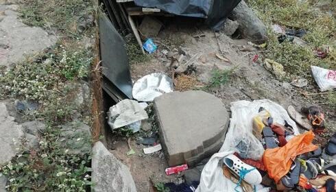 Amontonamiento de basura en el cementerio de Bene Israel en la India.