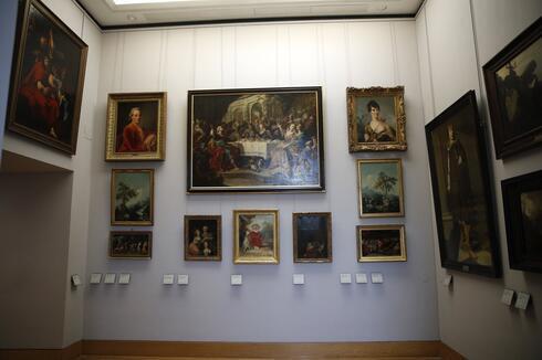 Las pinturas saqueadas por los nazis durante la Segunda Guerra Mundial son exhibidas en el museo del Louvre, en París. 