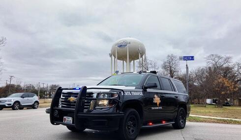Un policía estatal de Texas bloquea el tráfico en una carretera que conduce a una sinagoga de Colleyville, Texas, donde un hombre tomó rehenes. (AP) Un policía estatal de Texas bloquea el tráfico en una carretera que conduce a una sinagoga de Colleyville, Texas, donde un hombre tomó rehenes.