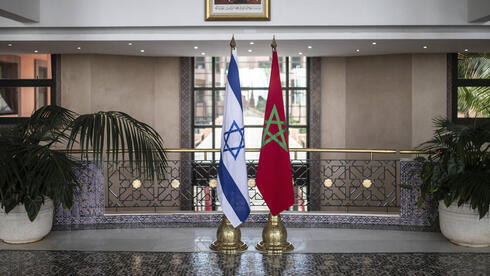 Las banderas nacionales de Israel y Marruecos expuestas en la capital marroquí, Rabat, el 12 de agosto de 2021.
