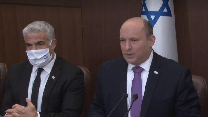 El primer ministro Naftali Bennett junto al ministro de Defensa Yair Lapid durante la reunión de gabinete del domingo.