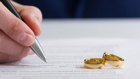 Para que un divorcio entre judíos sea legal, el esposo debe proporcionar a la mujer un "get", un documento judío que finaliza el divorcio. 