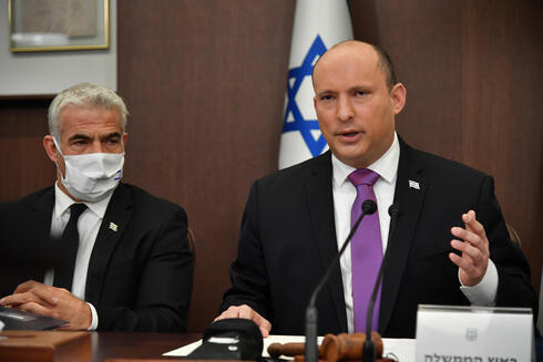 O primeiro-ministro israelense Naftali Bennett fala durante uma reunião do governo no domingo, 20 de fevereiro.