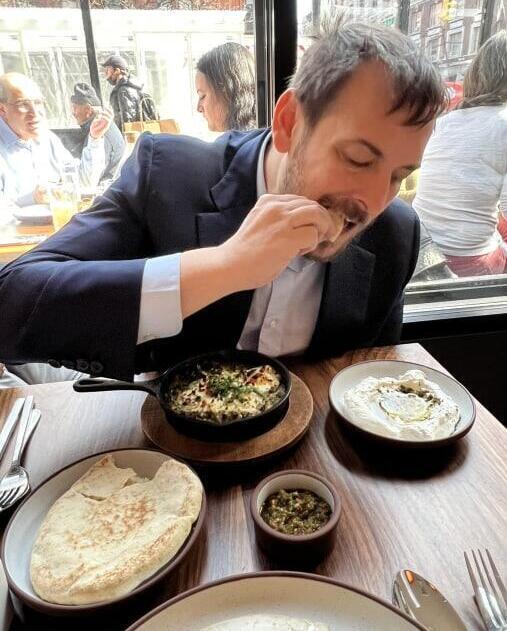 El cónsul general de Israel en Nueva York, Asaf Zamir, comiendo en Miriam.