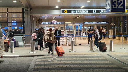 Os viajantes chegam ao aeroporto Ben Gurion.