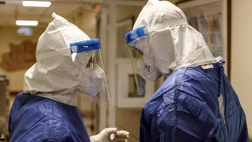 El personal médico conversa en el interior de la sala de COVID-19 en el hospital Beilinson en Petah Tikva.