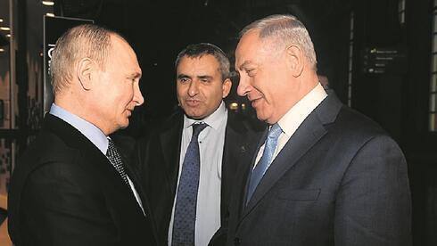 Vladimir Putin con Benjamin Netanyahu y Zeev Elkin en 2021. 