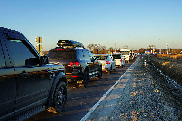 Larga fila de autos para cruzar de Ucrania a Polonia. 