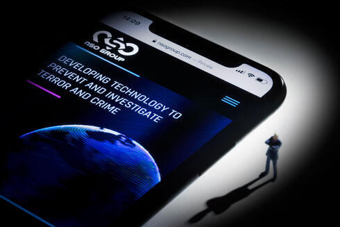 Esta ilustración fotográfica de estudio muestra un teléfono inteligente con el sitio web del grupo israelí NSO que cuenta con el programa espía 'Pegasus', expuesto en París el 21 de julio de 2021.