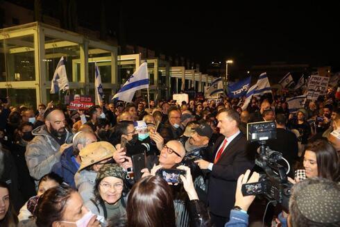 Manifestantes en Tel Aviv exigen una investigación estatal sobre el presunto espionaje policial a ciudadanos mediante Pegasus. 
