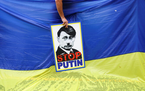 Una pancarta durante una movilización en Sudáfrica que compara el líder ruso, Vladimir Putin, con Adolf Hitler. 