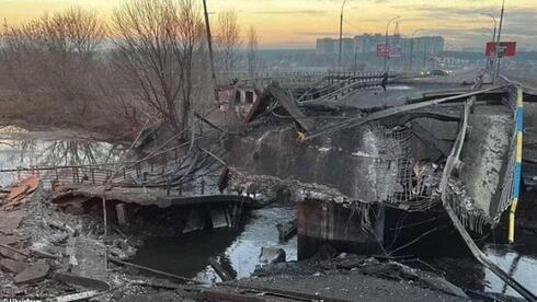 Para frenar el avance ruso, las fuerzas ucranianas destruyeron puentes. 