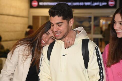 Manor Solomon, recibido con alegría por su novia y sus seres queridos en el aeropuerto Ben Gurion. (Yair Shagi) Solomon Ucrania