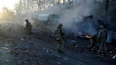 Militares ucranianos recogen proyectiles sin detonar en la capital ucraniana de Kiev. 