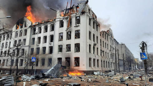 Un edificio del gobierno en Jarkov después de que fue alcanzado por misiles rusos el martes. 