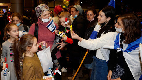 Israelíes dan la bienvenida a refugiados ucranianos en el aeropuerto Ben Gurion. 