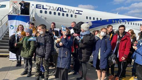 Refugiados de Ucrania llegan al aeropuerto Ben Gurion. 