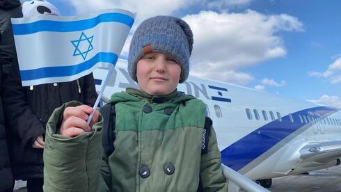 Un niño ucraniano llega a Israel en medio de la invasión rusa. 