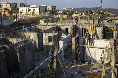 Obreros trabajan en la construcción de asentamientos en Cisjordania. 