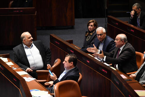 Mansour Abbas y Ahmad Tibi discutieron fuerte en el pleno de la Knesset. 
