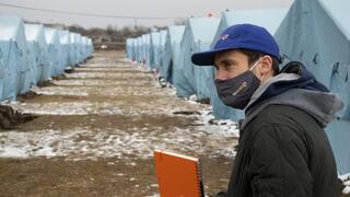 Un voluntario de IsraAID en un campamento de refugiados en Moldavia. 