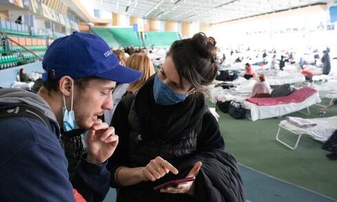 Voluntarios de IsraAID en un centro para refugiados en el Centro Deportivo Kishinev de Moldavia. 