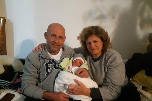 Moshe y Mira Shmilovich piden ayuda para regresar a Israel con su hijo recién nacido. 
