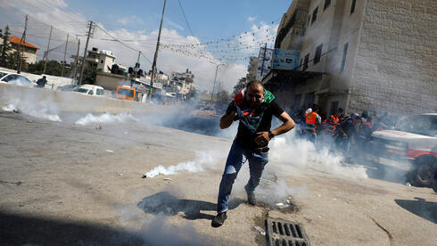 Enfrentamientos entre alborotadores palestinos y fuerzas israelíes en Qalandia.