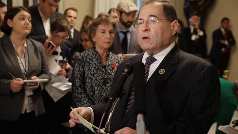 El representante Jerrold Nadler habla con los periodistas durante una conferencia de prensa. 