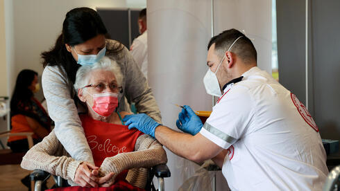 Mulher idosa recebe um tiro de reforço. (Reuters) Mulher idosa recebe um tiro de reforço.aumento de infecções