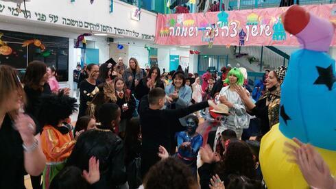 Uma festa de Purim em uma escola em Beit Shemesh. (Cortesia do Município de Beit Shemesh) Uma festa de Purim em uma escola em Beit Shemesh.