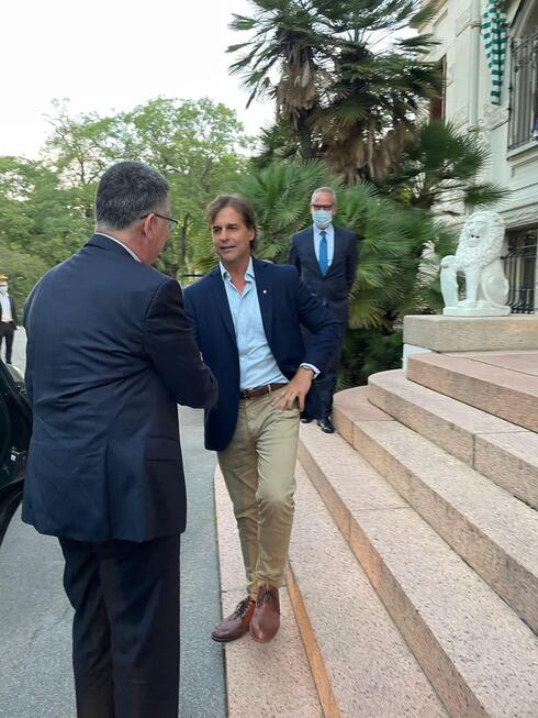 El presidente Lacalle Pou da la bienvenida al ministro israelí Gideon Saar. 